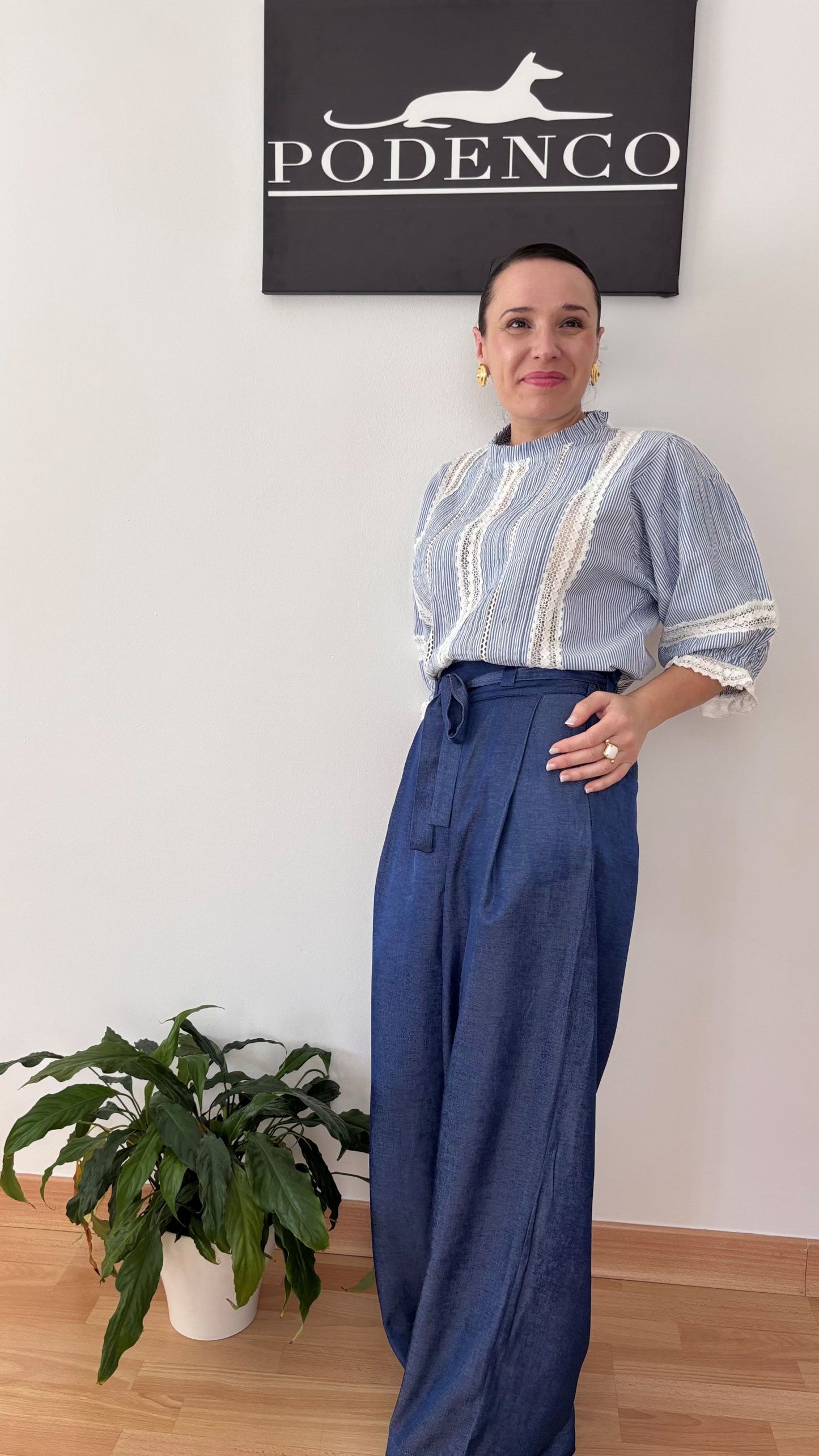 Blusa Ana – Rayas azul y encaje para un look romántico