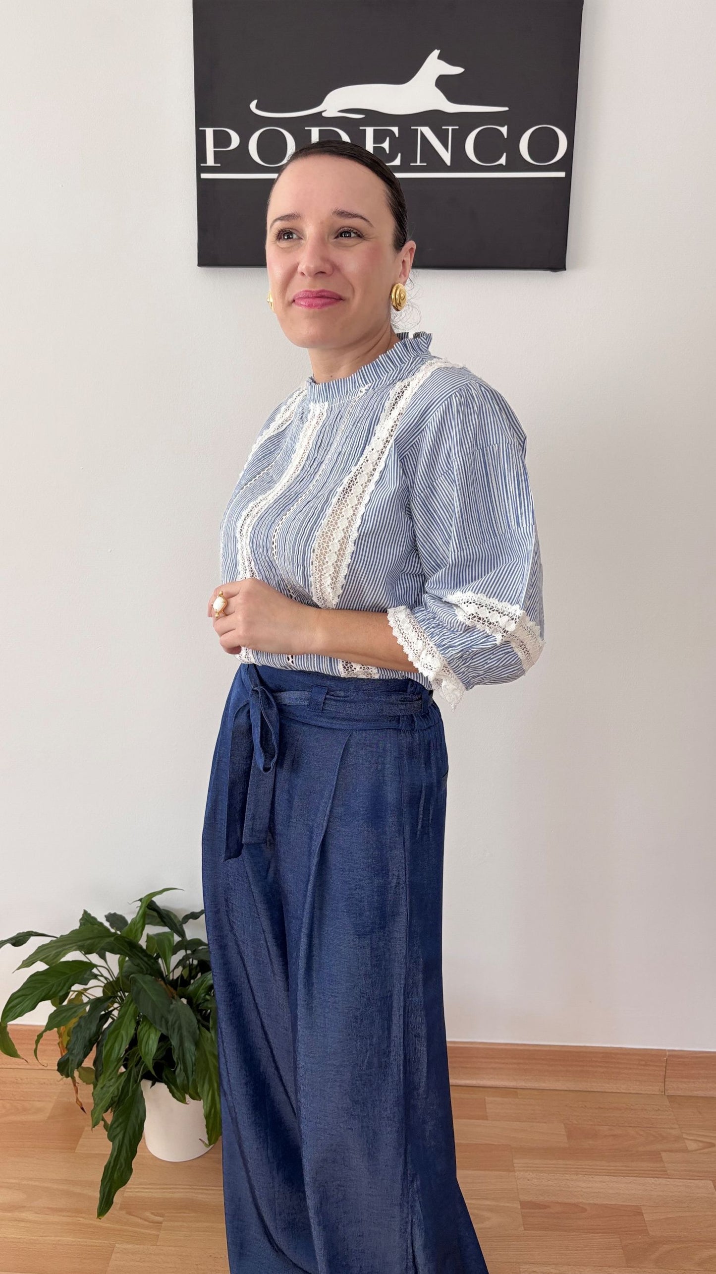 Blusa Ana – Rayas azul y encaje para un look romántico