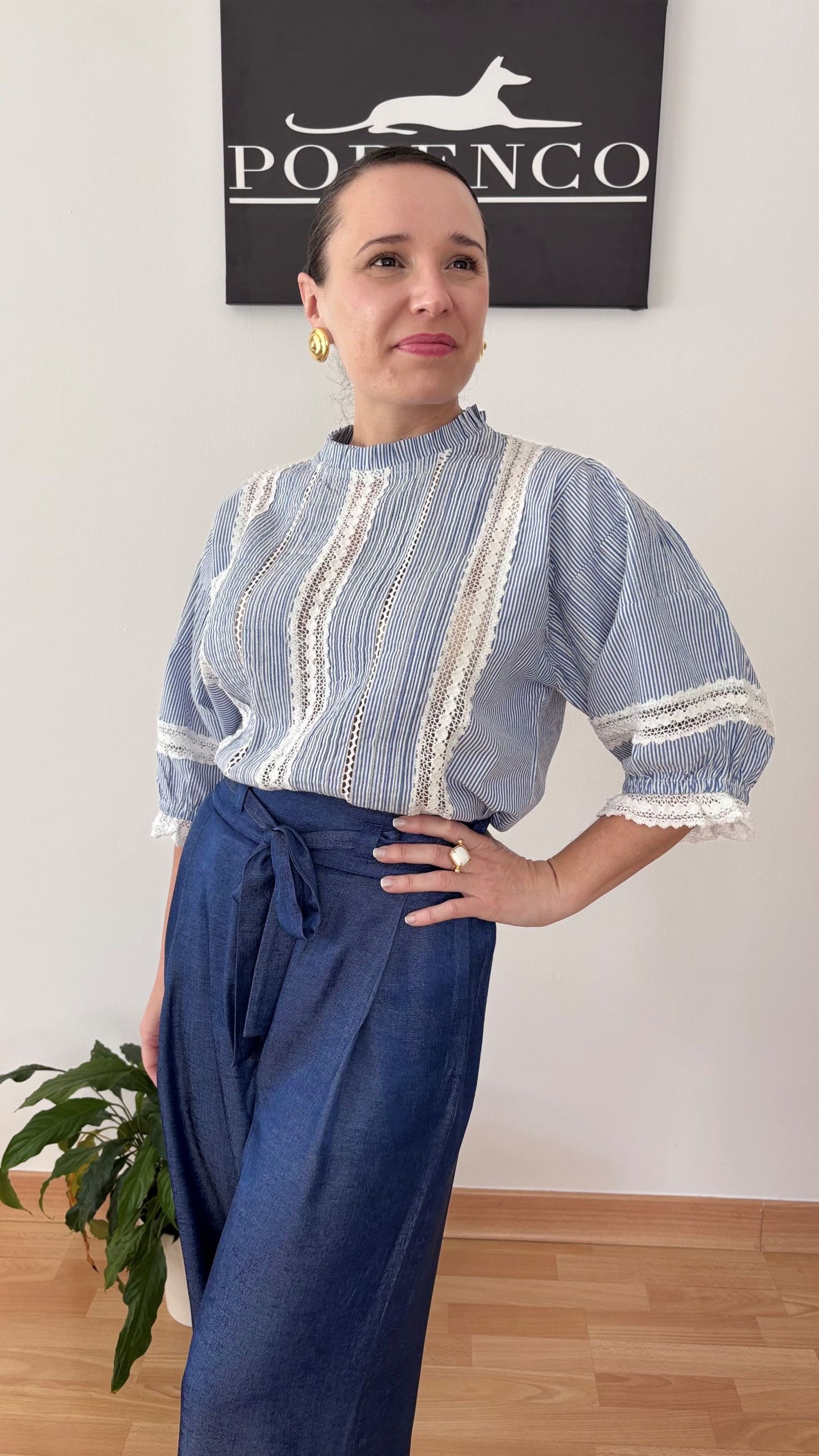 Blusa Ana – Rayas azul y encaje para un look romántico