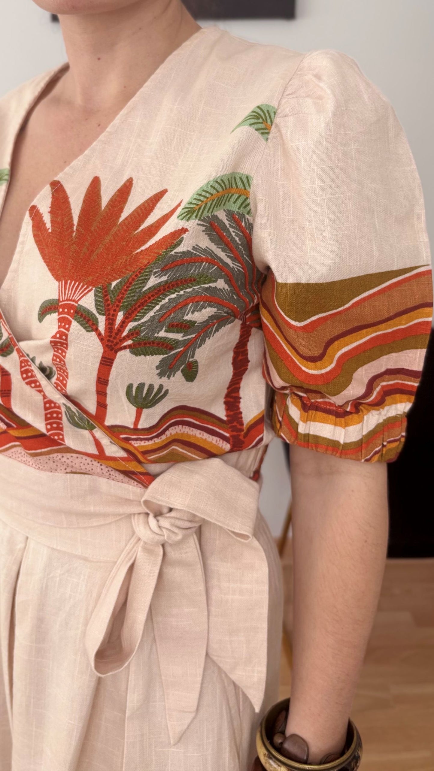 Conjunto tropical Aurora con top cruzado y falda midi