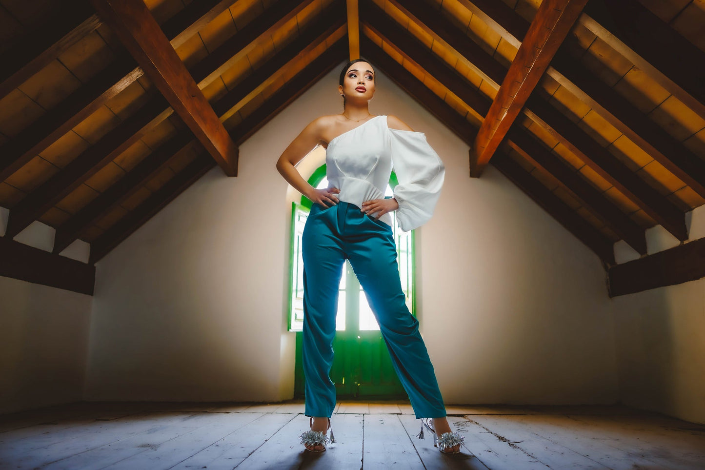 Mujer con la blusa Aitana blanca asimétrica y manga globo, edición limitada hecha en España