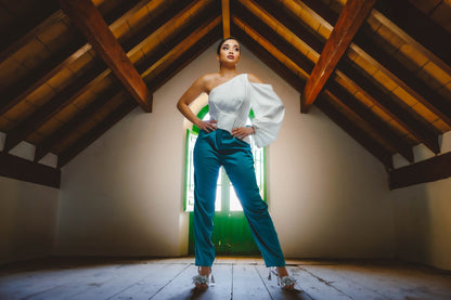 Mujer con la blusa Aitana blanca asimétrica y manga globo, edición limitada hecha en España