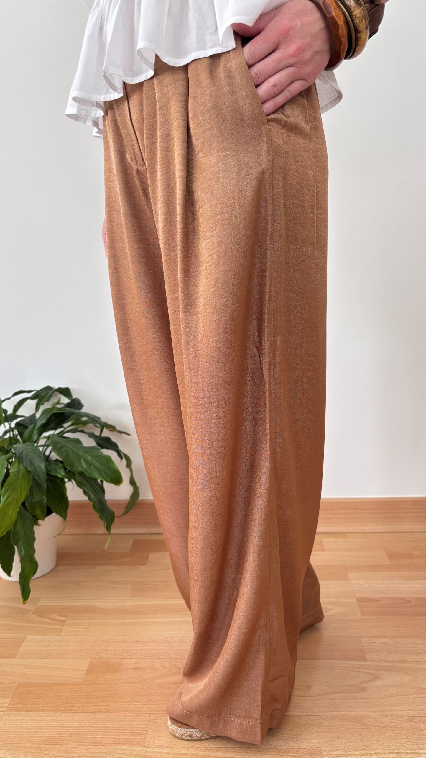 Pantalón Adara – Elegancia fluida que estiliza sin marcar