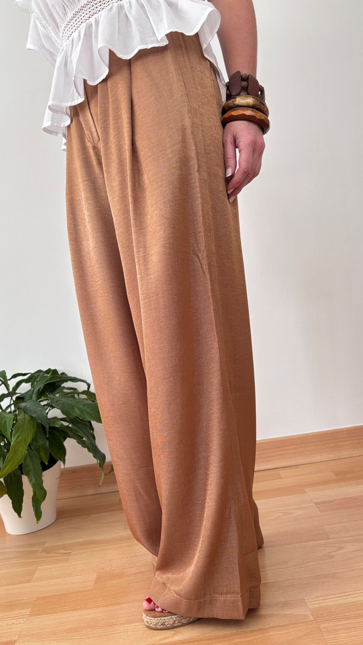 Pantalón Adara – Elegancia fluida que estiliza sin marcar